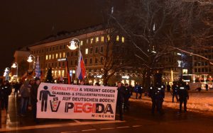 Der 'PEGIDA'-Aufmarsch am Platz der Opfer des Nationalsozialismus. Foto: Marcus Buschmueller