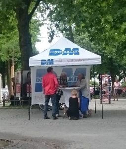 DM Infostand am Rotkreuzplatz im Juni 2017. Foto: Marcus Buschmüller