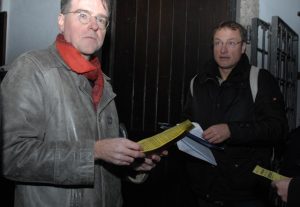 Karl Richter (l.) und Michael Stürzenberger (r.) verteilen vor dem Eingang des Alten Rathauses ihre Flugblätter. Foto: Robert Andreasch