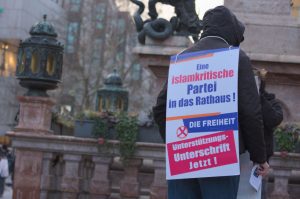 Ein DF-Aktivist verteilt auf dem Marienplatz Flugblätter. Foto: Tim Karlson