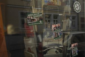 Neonazis haben an die Fensterscheiben des bfr-Büros Aufkleber der neonazistischen Partei 'Der dritte Weg' geklebt. Foto: Robert Andreasch