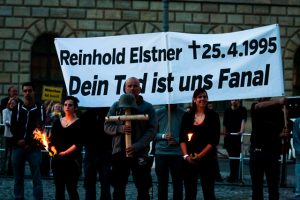 Neonazis gedenken des Holocaustleugners Elstner. Foto: Tim Karlson