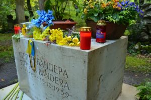 Sockel des Bandera-Grabes mit von den Neonazis hinterlassenem Grablicht. Foto: a.i.d.a.