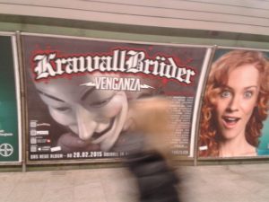 Das 'Krawallbrüder'-Konzert im Münchner Club 'Backstage' wurde mit Großplakaten in der U-Bahnstation Odeonsplatz beworben. Foto: Robert Andreasch