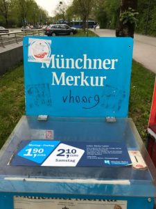 Die URL einer antisemitischen Internetseite auf einem Kasten des Münchener Merkurs. Foto: firm